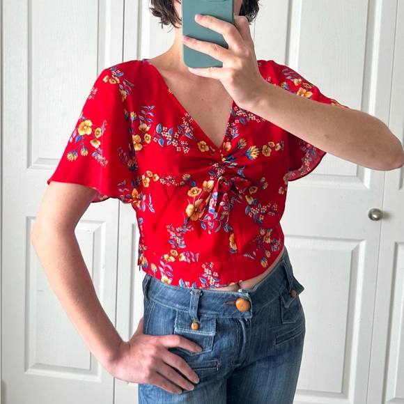 Olive & Oak Floral Flutter Sleeve Cropped Blouse - Picture 2 of 2